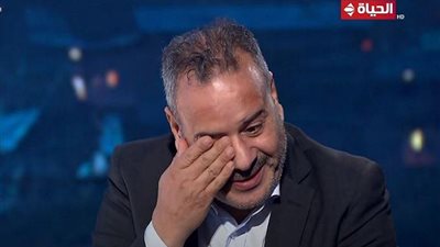 جابر القرموطي يبكي على الهواء بعد حديثه عن معاناته بلا عمل