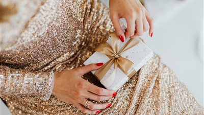 عيد الفطر 2023| تفسير حلم الهدية الذهب في المنام وعلاقته بالخطوبة وشراء الشبكة