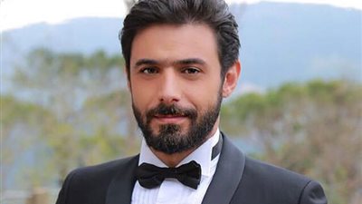 فيديو اعتداء شرطي على الممثل اللبناني وسام فارس