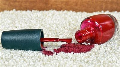 كيف تزيلين بقع المانيكير من ملابسك بسهولة؟