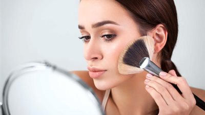 تجنبي 4 أخطاء عند وضع المكياج تظهرك أكبر سنًا