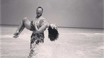 بالمايوه على البحر| نادين نجيم تشعل السوشيال ميديا برفقة خطيبها