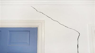 كيف ترممي تشققات جدران منزلك بطريقة سهلة؟