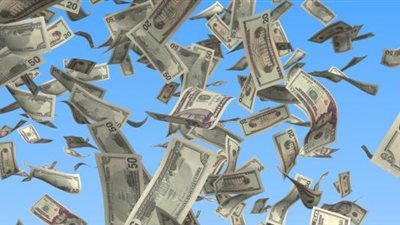 تفسير حلم جمع الأموال المبعثرة في المنام وهل يحمل خيرا أم شرا؟