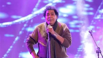 «خلصنا من الإرهاب»| محمد منير يوجه رسالة للدولة خلال حفل العريش