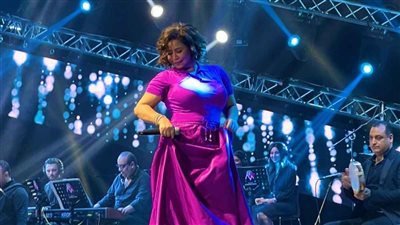 شيرين عبد الوهاب تمنح معجبة هدية خاصة جدا (فيديو)