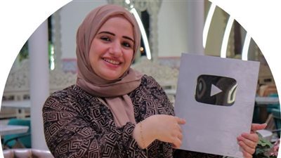 «بلوجر» تثير الجدل بفيديو ممارسة طفلها الجنس مع شقيقته