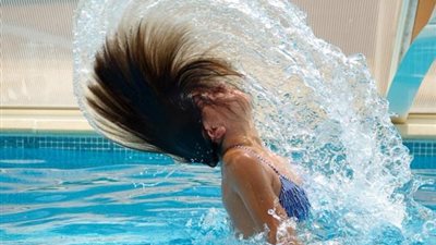 في الصيف| 5 نصائح لحماية الشعر من مياه البحر وحمام السباحة
