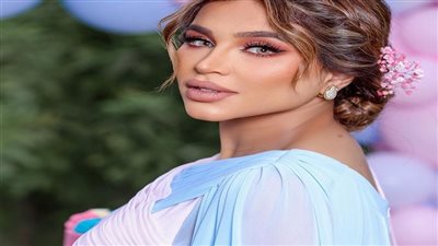 الإعلامية الكويتية نهى نبيل تخطف الأنظار بأكبر سلسة ذهبية (صور)