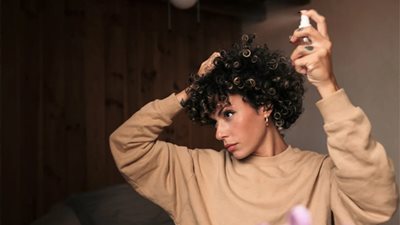 خطأ فادح يسبب تهيج البشرة عند تصفيف شعرك «تجنبيه فورًا»