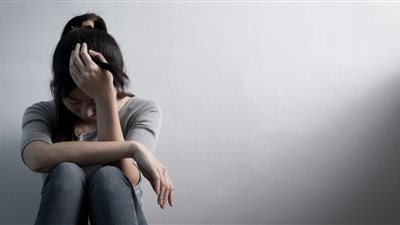 أخصائية نفسية: «البكاء وقضم الأظافر ليست من أعراض الإصابة بالاكتئاب» 