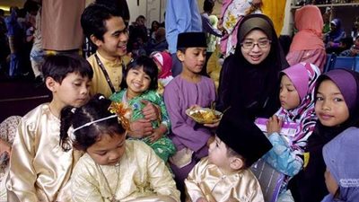 «البيت المفتوح والكامبونغ» أبرز عادات عيد الفطر في ماليزيا