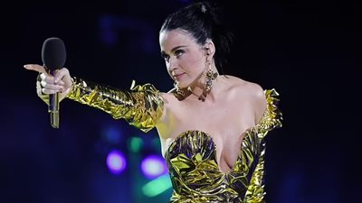 كاتي بيري تخطف الأنظار بإطلالة ذهبية جذابة