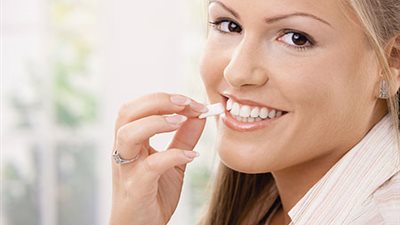 أخصائية تكشف مخاطر ابتلاع العلكة «اللبان»