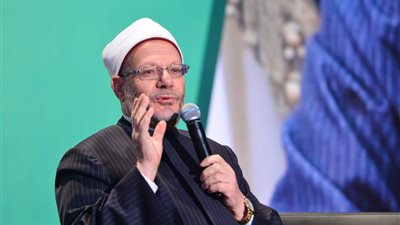 هل الرجل ملزم بالإنفاق على أولاد زوجته؟ المفتي يحسم الجدل