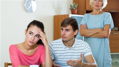 إزاي تكسبي حماتك الغيورة المتسلطة؟