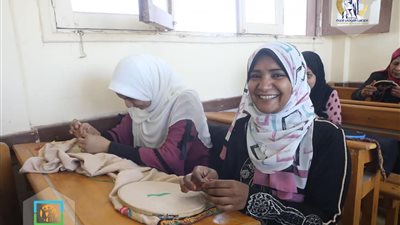 «القومي للمرأة» يدرب سيدات الأقصر على مهارات التطريز