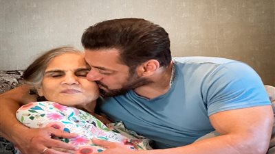 سلمان خان يحتفي بوالدته في عيد الأم الهندي