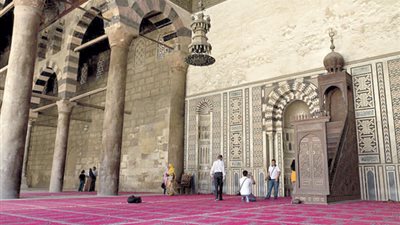 ضجة في المغرب بعد اعتلاء سيدة غير محجبة المنبر