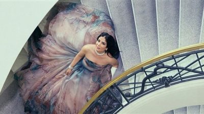 منى زكي تتحدى إصابتها وتظهر كالفراشة على السجادة الحمراء لمهرجان كان (صور)