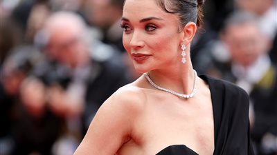 محبوبة بوليوود «آمي جاكسون» بفستان أسود مثير في مهرجان كان السينمائي 