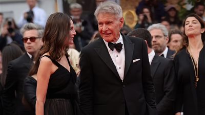 النجم هاريسون فورد وزوجته في العرض الأول لفيلمه في مهرجان كان السينمائي