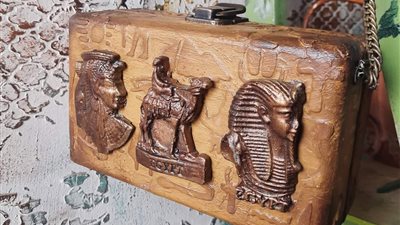 «ولاء سعد» أول موهوبة في مصر تصمم شنط من خشب الديكوباج مع الرسومات الفرعونية