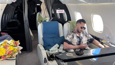 «رغم أزمة الدولار» محمد رمضان يستفز الجمهور بحزمة دولارات في طائرته الخاصة 