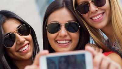 مفاجأة صادمة| الصور السيلفي تزيد انتشار حشرات الرأس