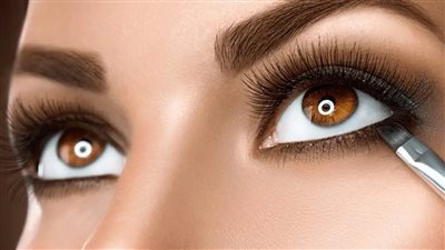 تفسير حلم مسح الكحل من العين في المنام وعلاقته بتخريب الحياة الزوجية