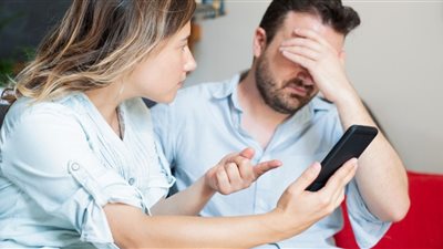 زوجي يشك في ويتجسس على هاتفي فما حكم الشرع؟ المفتي يجيب 