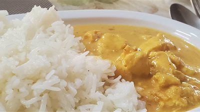 من المطبخ الآسيوي | طريقة عمل شوربة الأرز والدجاج بالكاري