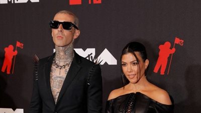 كيف احتفلت كورتني كارداشيان وزوجها بعيد زواجهما؟