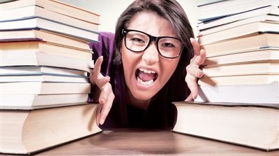 سخرية واسعة من معاناة الأمهات في مذاكرة الأبناء خلال الامتحانات 