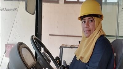 أول سائقة لودر في الصعيد: فرضت نفسي على الجميع وتعرضت لمقالب كثيرة (فيديو)