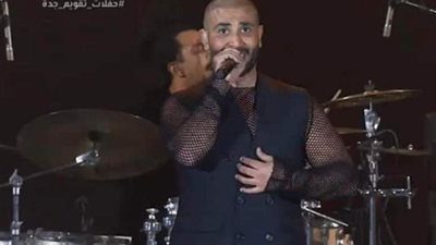 أحمد سعد يشعل الجدل بسبب ملابسه الشفافة والحلق والجمهور: «بيقلد رانيا يوسف»