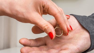 كيف تواجه المطلقة نظرة المجتمع المحبطة؟