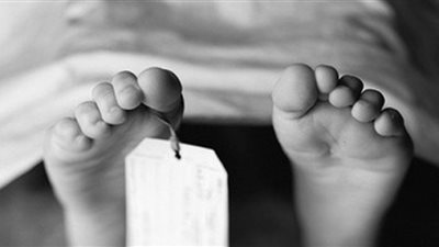 أم تشنق طفلتها حتى الموت وحاولت ذبح نفسها في ظروف غامضة