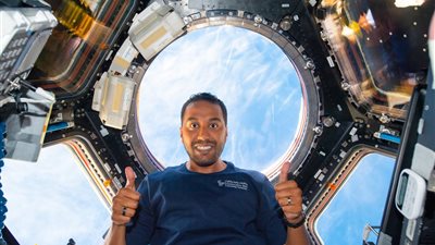 كيف نعرف القبلة في السماء؟ رائد فضاء يصلي ويتوضأ خارج الأرض (فيديو)