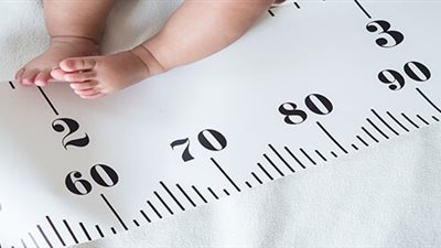 المعدلات الطبيعية لطول الطفل بعد الولادة ومعايير مراحل النمو 