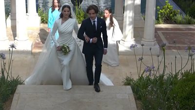 إطلالة ملكة الأردن المستقبلية رجوة السيف في حفل زفافها| بفستان محتشم ومكياج بسيط