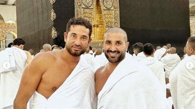 أحمد سعد يؤدي العمرة مع شقيقه عمرو وينشر صورهما أمام الكعبة «أين الحلق؟»