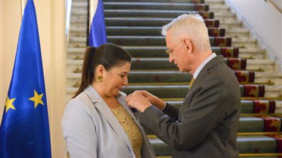 فرنسا تكرم الإعلامية نرمين النعماني وتمنحها «وسام فارس»