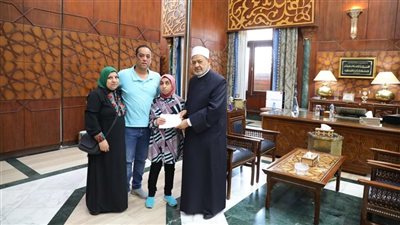 شيخ الأزهر يكرم ندى عبدالرحمن من ذوي الهمم لحفظها القرآن كاملا