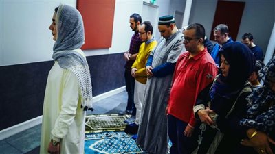 تفسير حلم إمامة المرأة لصلاة الجمعة في المنام وعلاقتها بزواج قريب