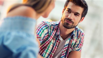 بلغة الجسد | 5 علامات تدل على إعجاب الرجل بك