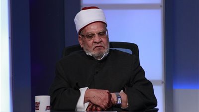 أحمد كريمة يوضح حكم الشرع في إعطاء المتسول أموالا (فيديو)