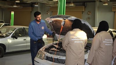 السعودية تتوسع في تدريب النساء على صيانة السيارات