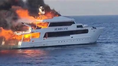 فيديو يكشف التهام حريق هائل لمركب سياحي في مرسى علم ومصير المفقودين