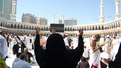 حكم حلق المرأة شعرها كاملا في الحج (فيديو)